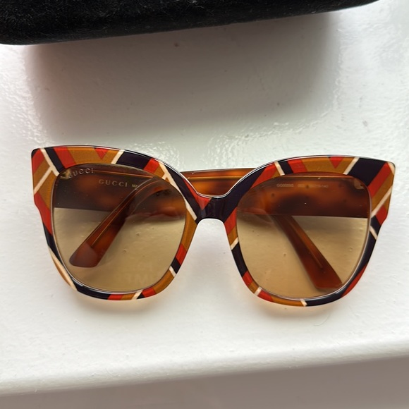 Authentic Gucci sunglasses in great shape! Includes the original case - Picture 2 of 10